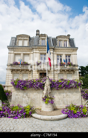 L'hôtel de ville avec la guerre memorial 1 statue en Montbron Banque D'Images