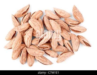 Tas d'amandes isolé sur fond blanc Banque D'Images