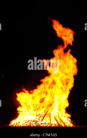 Brûler un feu sur un fond sombre. L'espace pour le texte sur le fond sombre Banque D'Images