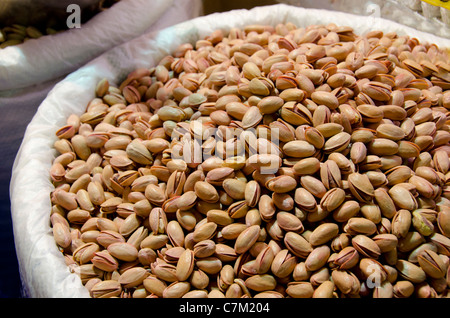 Turquie, Istanbul. Zone d'Eminonu, Egyptian Spice Market (aka Misir Carsisi). Bazar populaire ouvert depuis 1597. Bin de matières de pistaches Banque D'Images