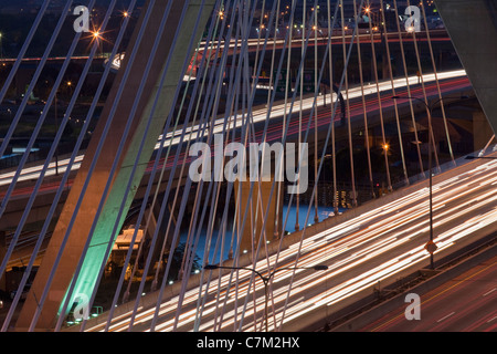 La circulation sur un pont suspendu, Leonard P. Zakim Bunker Hill Bridge, Charles River, Boston, Massachusetts, USA Banque D'Images