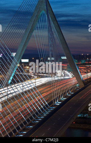 La circulation sur un pont suspendu, Leonard P. Zakim Bunker Hill Bridge, Charles River, Boston, Massachusetts, USA Banque D'Images