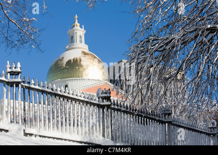 La neige a couvert une clôture en face d'un bâtiment gouvernemental, Massachusetts State Capitol, Beacon Hill, Boston, Massachusetts, USA Banque D'Images