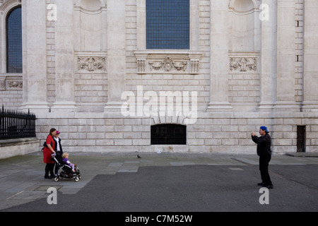 Une famille de poser pour des photos touristiques de Londres près de la Cathédrale St Paul. Banque D'Images