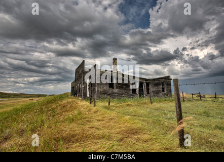 Ferme abandonnée Saskatchewan Canada coucher de soleil et vue sur la prairie Banque D'Images