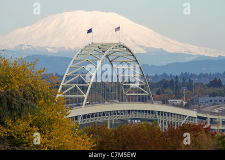 Fremont Bridge et Mont Saint Helens de Oregon Banque D'Images