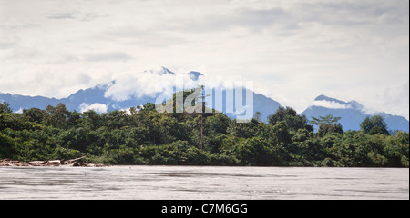 Sommet du Gunung Mulu (vue de la rivière Tutoh, Bornéo, Malaisie Orientale Banque D'Images