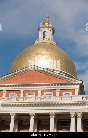 Low angle view of a government building, Massachusetts State Capitol, Beacon Hill, Boston, Massachusetts, USA Banque D'Images