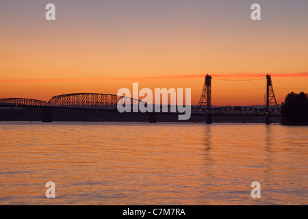 Silhouette de Columbia River Crossing J-5 Intertstate Bridge au coucher du soleil Banque D'Images