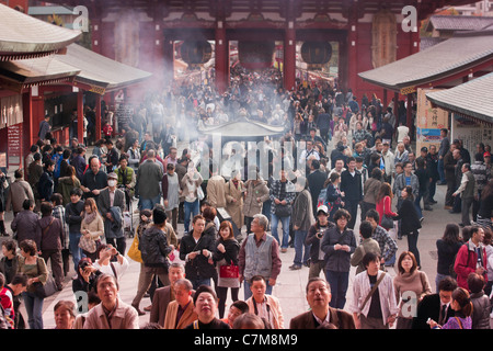Brûleur en at Sensoji Temple, Tokyo Banque D'Images