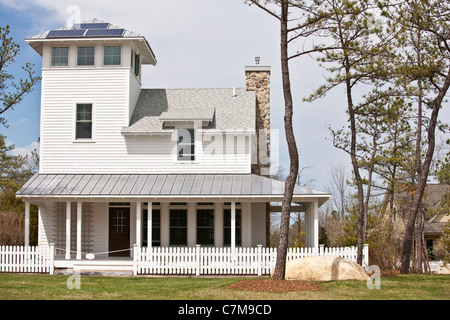 La technologie verte à la maison avec un toit réfléchissant la lumière du porche, et l'électricité solaire décoratifs Banque D'Images