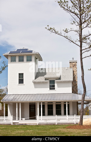 La technologie verte à la maison avec un toit réfléchissant la lumière du porche, et l'électricité solaire décoratifs Banque D'Images