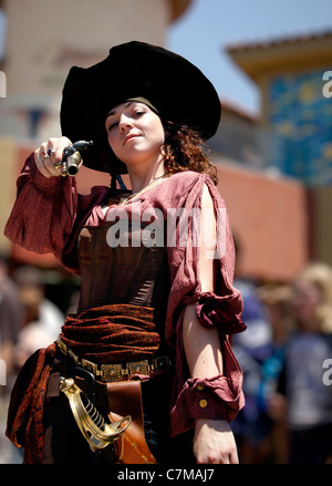 Jeune pirate dame habillé en costume Banque D'Images