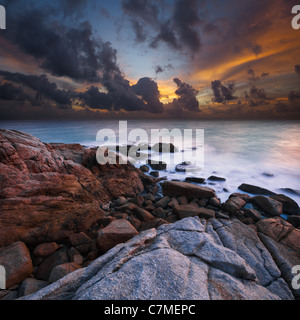 Vue d'une côte rocheuse au coucher du soleil. Ultra grand angle, longue exposition shot. Banque D'Images