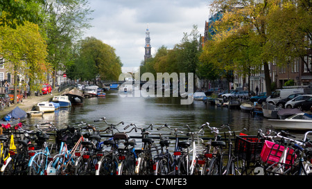 Vue vers le bas en direction de l'église Westerkerk Prinsengracht, Amsterdam, Pays-Bas. Banque D'Images