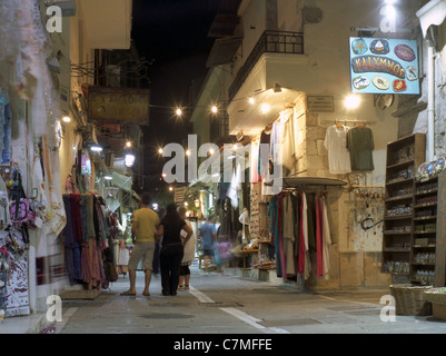 Rethymnon, Crète - août 18 ; les touristes toutes les marchandises en vente dans le quartier de la vieille ville de Rethymnon, le 18 août 2011. Banque D'Images