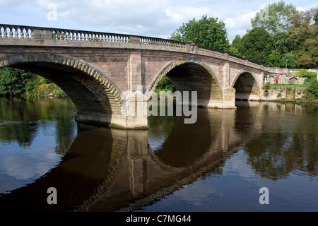 La rivière Severn et le vieux pont de pierre dans la ville de Bewdley, Worcestershire, Angleterre. Banque D'Images