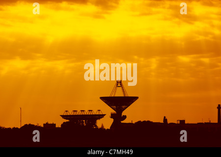 Antennes pour les communications spatiales au coucher du soleil. Centre spatial de l'Ukraine Banque D'Images