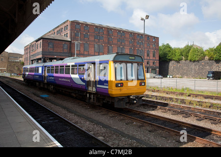Railbus Diesel DMU appartenant à Northern Rail La Gare de Huddersfield Banque D'Images