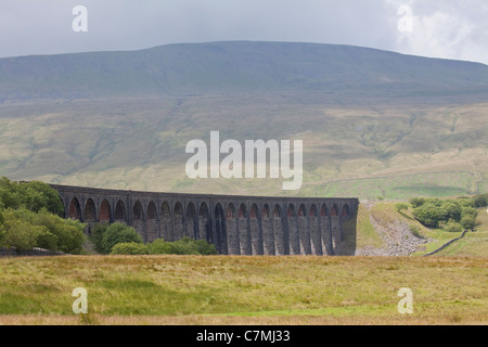 Ribblehead Viaduc dans Yorkshire du Nord vue de l'Est montrant les 24 arcs qui portent le fer de s'installer à Carlisle Banque D'Images