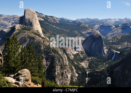 Vue sur le demi-dôme et Nevada Falls et Vernal de Washburn Point. Yosemite National Park, California, USA. Banque D'Images