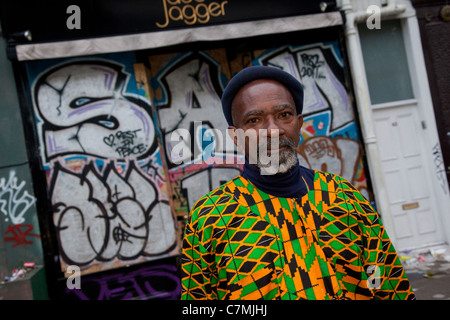 Homme noir en vêtements colorés au carnaval de Notting Hill, Londres Banque D'Images