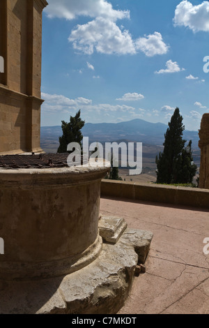 Voir entre le Duomo et Palazzo Piccolomini Pienza vers le Mont Amiata Banque D'Images