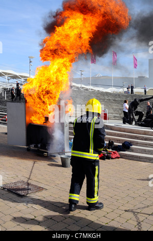 Risque d'incendie de graisse chaude démonstration par la London Fire Brigade à UK Rescue Challenge cas simulant pan puce fire avec de l'eau Banque D'Images