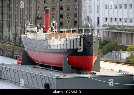 SS Robin coaster vapeur monté sur ponton flottant en cours de travaux de restauration pour devenir un musée flottant vu Royal Docks Newham Londres Angleterre Royaume-uni Banque D'Images