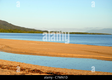 Vue sur plage et banc à lowtide, de West Point, Magnetic island, Queensland, Australie Banque D'Images