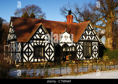 Une à colombages de style Tudor Lodge gardiens sur le château de Chirk dans le Nord du Pays de Galles Banque D'Images