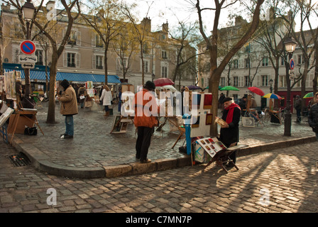 Coloré d'automne et de l'atmosphère de cette rue. L'artiste local mise en place de blocage Vente de tableaux, avec des parapluies colorés Banque D'Images