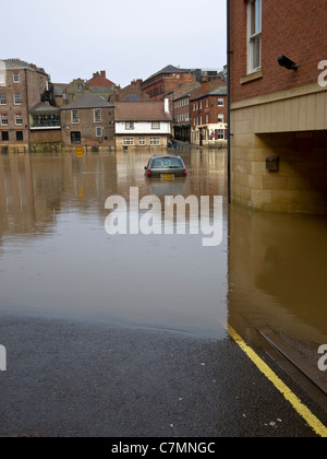 Voiture inondée comme la rivière Ouse éclate c'est les banques du centre-ville de York. Banque D'Images