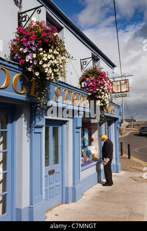 L'Irlande, Co Wicklow, Wicklow Town Centre, rue Bridge Book Shop, l'homme à la fenêtre à afficher Banque D'Images