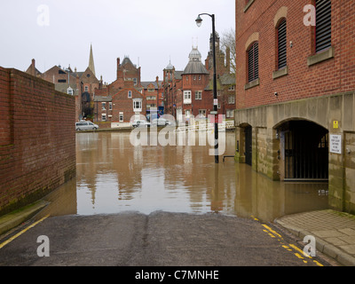 Rivière Ouse éclate c'est les banques du centre-ville de York. Banque D'Images