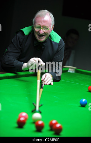 UK, Dennis Taylor, ancien champion du monde de snooker et commentateur de la BBC La lecture d'une série de matchs d'exhibition Banque D'Images