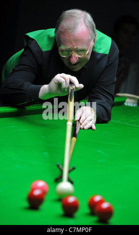 UK, Dennis Taylor, ancien champion du monde de snooker et commentateur de la BBC La lecture d'une série de matchs d'exhibition Banque D'Images