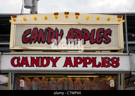 Candy Apple Vendor à County Food Fair Michigan USA, par James D Coppinger/Dembinsky photo Assoc Banque D'Images