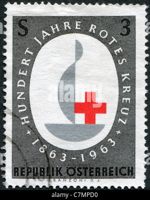 Autriche - 1963 : timbre imprimé dans l'Autrichien, est dédiée à la célébration du 100e anniversaire de l'emblème de la Croix Rouge Internationale Banque D'Images