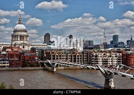 Millennium Bridge en face de la cathédrale Saint-Paul à Londres, Angleterre Banque D'Images