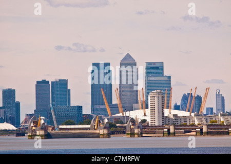 Canary Wharf O2 arena & Thames Barrier avec tamise Banque D'Images