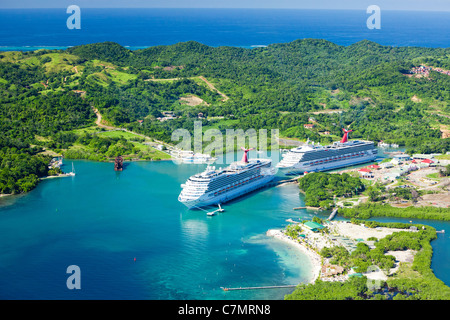 Deux navires de croisière amarré au port de l'Acajou Bay sur l'île de Roatan Banque D'Images