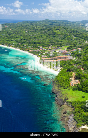 Vue aérienne de l'île de Roatan. West Bay Beach et ses environs coral reef Banque D'Images