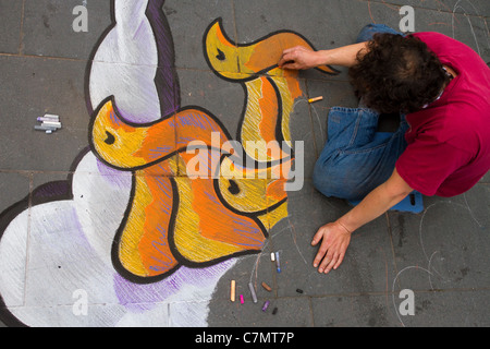 Dessins à la craie sur les surfaces pavées, craies de trottoir, pochoirs, pastel, artiste, peintures ; le James William International Carling concours artistique de la chaussée, Bold Street Festival, Liverpool, Royaume-Uni Banque D'Images