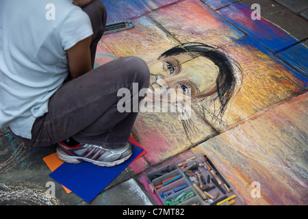 Dessins de portrait de craie sur les surfaces de trottoir, art de craie de trottoir, pochoirs, art pastel, artiste,Peintures ; Concours international James William Carling, Bold Street Festival, Liverpool, Royaume-Uni 2011 Banque D'Images