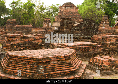 Ruines du temple khmer en parc historique de Sukhothai, Thaïlande Banque D'Images