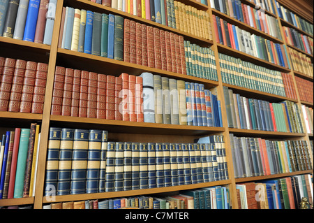 Livres de bibliothèque sur des étagères uk Banque D'Images