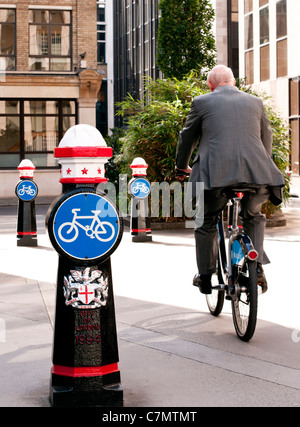 Businessman in a suit le vélo le long de Creechurch Lane cycle path, London, England, UK Banque D'Images