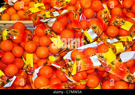 Des packs les oranges de Séville (produire de l'Afrique du Sud) en supermarché - France. Banque D'Images