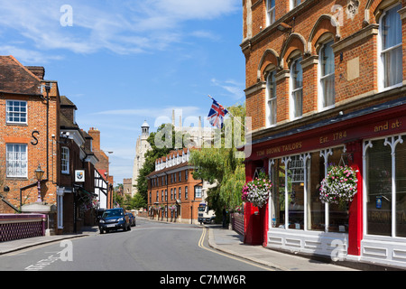 Haut de Eton High Street en direction de Eton College, dans le Berkshire, Angleterre, RU Banque D'Images